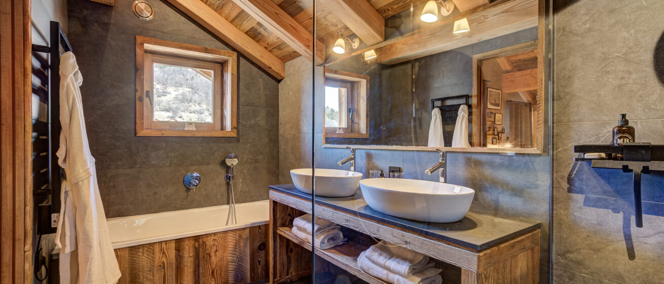 Chalet Bergeronnette, Meribel - bathroom with tub and double sink